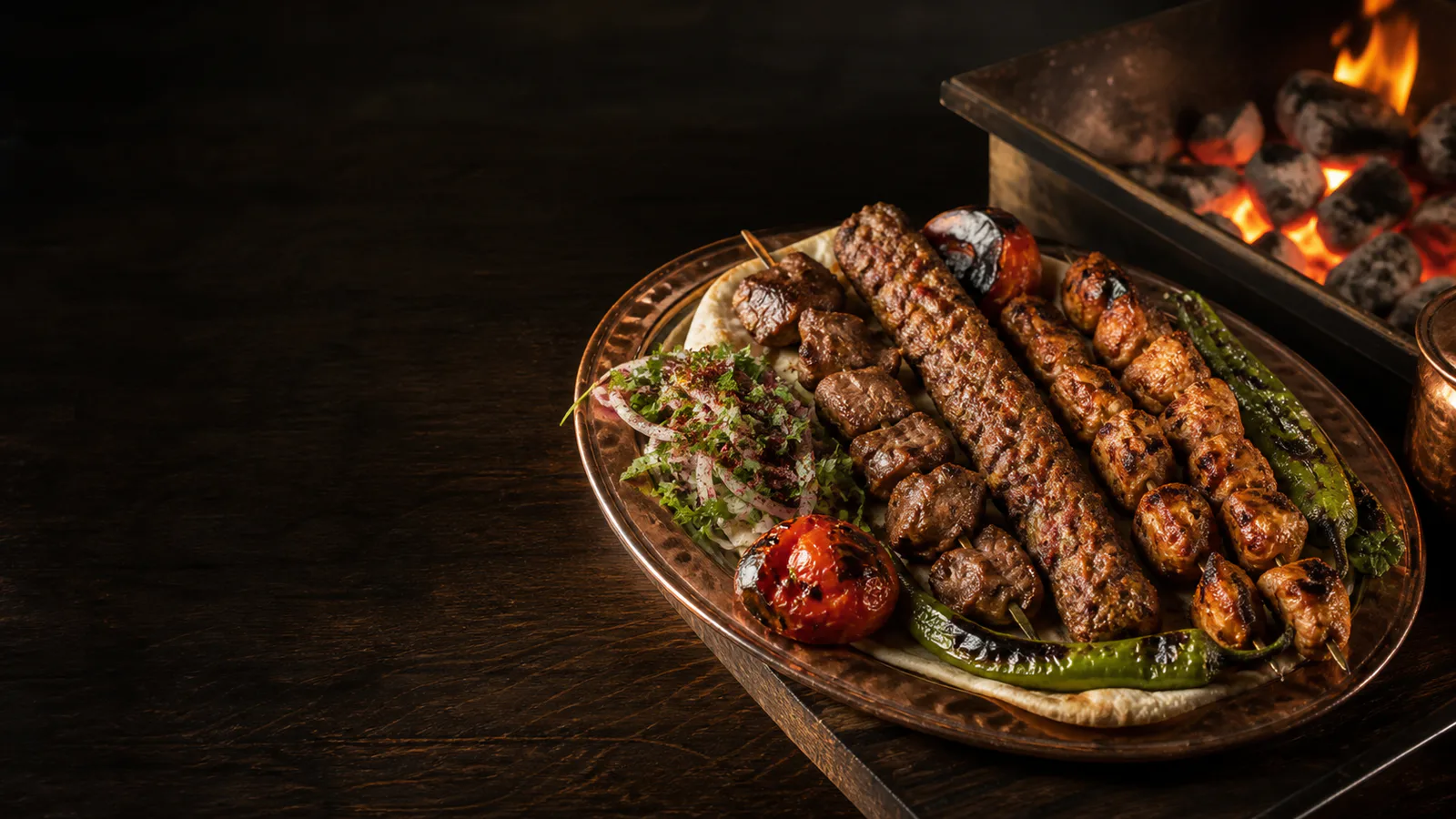 Kömür ızgarasında Türk karışık ızgara tabağı